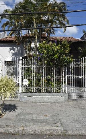 Casa à venda com 444m², 5 quartos e 4 vagasFachada