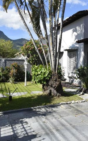 Casa à venda com 444m², 5 quartos e 4 vagasJardim da Frente da Casa