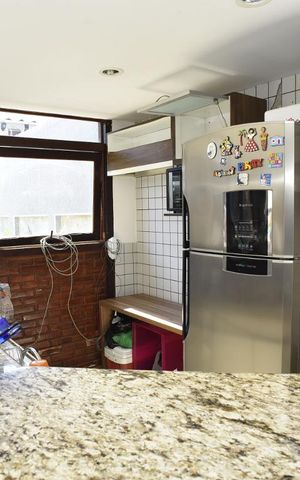 Casa à venda com 444m², 5 quartos e 4 vagasCozinha da Casa de Hospede