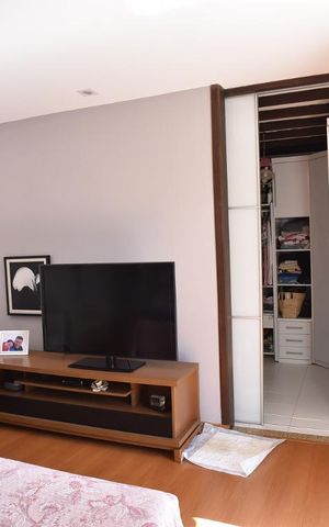 Casa à venda com 444m², 5 quartos e 4 vagasSuíte da Casa de Hospede