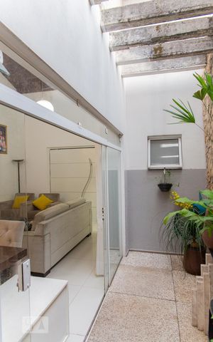 Casa à venda com 245m², 3 quartos e 2 vagas Casa à venda com 245m², 3 quartos e 2 vagasVaranda