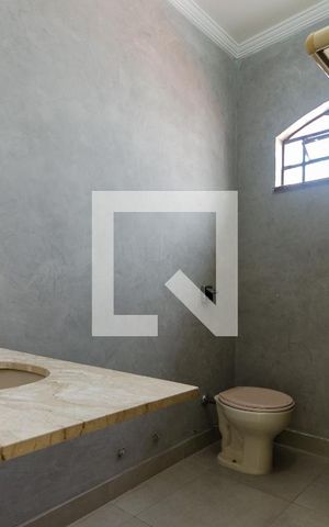 Casa à venda com 198m², 3 quartos e 3 vagas Casa à venda com 198m², 3 quartos e 3 vagasBanheiro
