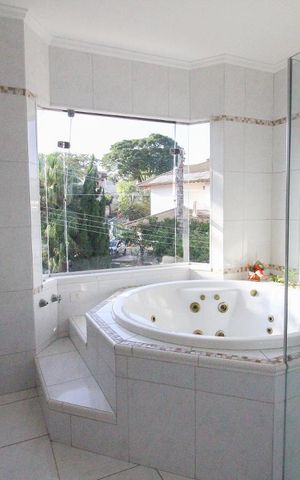 Casa à venda com 600m², 5 quartos e 5 vagasbanheiro da Suíte 5