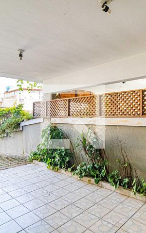 Casa à venda com 250m², 3 quartos e 6 vagas Casa à venda com 250m², 3 quartos e 6 vagasGaragem