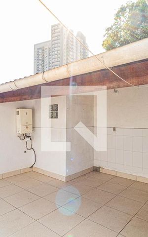 Casa à venda com 250m², 3 quartos e 6 vagas Casa à venda com 250m², 3 quartos e 6 vagasQuintal/Lavanderia