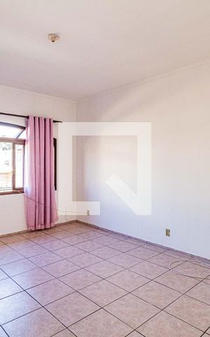Casa à venda com 250m², 3 quartos e 6 vagas Casa à venda com 250m², 3 quartos e 6 vagasSala