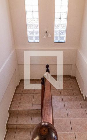 Casa à venda com 250m², 3 quartos e 6 vagas Casa à venda com 250m², 3 quartos e 6 vagasEscada