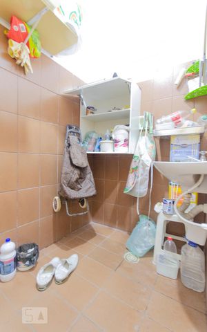 Casa à venda com 227m², 5 quartos e 5 vagas Casa à venda com 227m², 5 quartos e 5 vagasLavabo