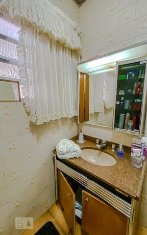 Casa à venda com 210m², 3 quartos e 2 vagasBanheiro
