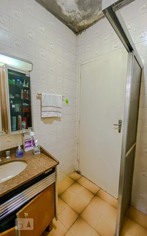 Casa à venda com 210m², 3 quartos e 2 vagasBanheiro