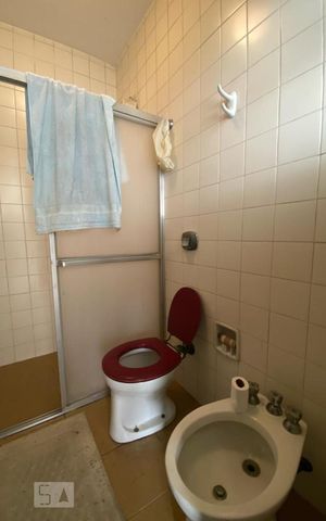Casa à venda com 411m², 4 quartos e 2 vagas Casa à venda com 411m², 4 quartos e 2 vagasBanheiro de Serviço