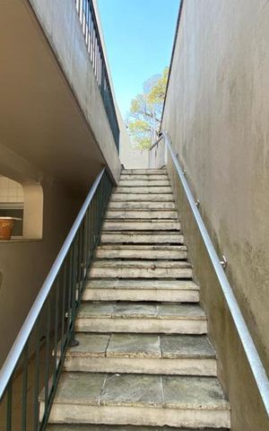 Casa à venda com 411m², 4 quartos e 2 vagas Casa à venda com 411m², 4 quartos e 2 vagasEscada