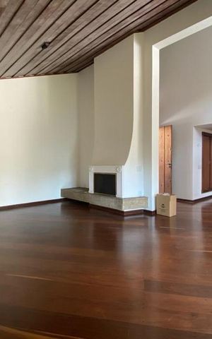 Casa à venda com 411m², 4 quartos e 2 vagas Casa à venda com 411m², 4 quartos e 2 vagasSala