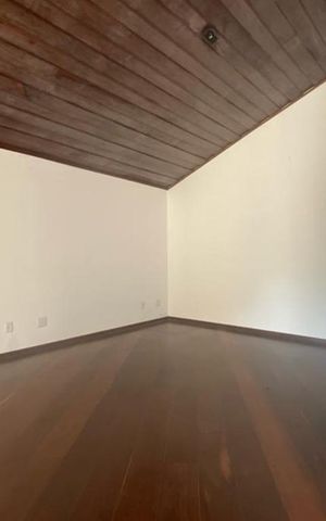 Casa à venda com 411m², 4 quartos e 2 vagas Casa à venda com 411m², 4 quartos e 2 vagasSala