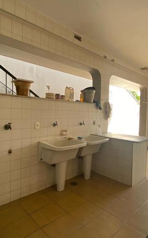 Casa à venda com 411m², 4 quartos e 2 vagas Casa à venda com 411m², 4 quartos e 2 vagasÁrea de Serviço