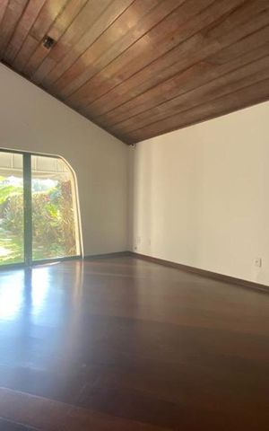 Casa à venda com 411m², 4 quartos e 2 vagas Casa à venda com 411m², 4 quartos e 2 vagasSala