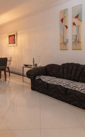 Casa à venda com 350m², 4 quartos e 3 vagas Casa à venda com 350m², 4 quartos e 3 vagasSala de Estar