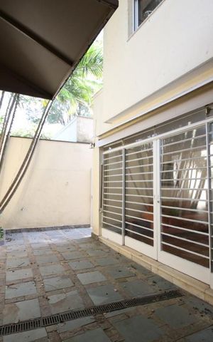 Casa para alugar com 280m², 4 quartos e 3 vagasFachada