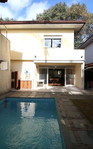 Casa para alugar com 280m², 4 quartos e 3 vagasFachada Posterior - Piscina