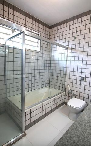 Casa para alugar com 280m², 4 quartos e 3 vagasSuíte 1 - Banheiro 