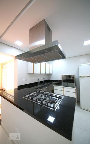 Casa para alugar com 280m², 4 quartos e 3 vagasCozinha 