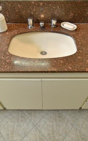 Apartamento para alugar com 327m², 5 quartos e 2 vagasBanheiro da suite - gabinete e pia