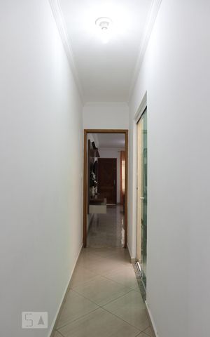 Casa à venda com 150m², 3 quartos e 3 vagasCorredor de acesso aos quartos