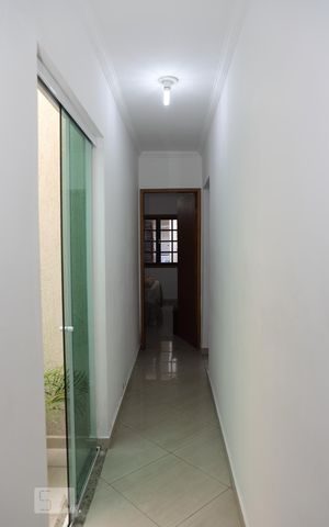 Casa à venda com 150m², 3 quartos e 3 vagasCorredor de acesso aos quartos