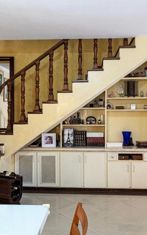 Casa à venda com 260m², 4 quartos e 3 vagas Casa à venda com 260m², 4 quartos e 3 vagasEscada