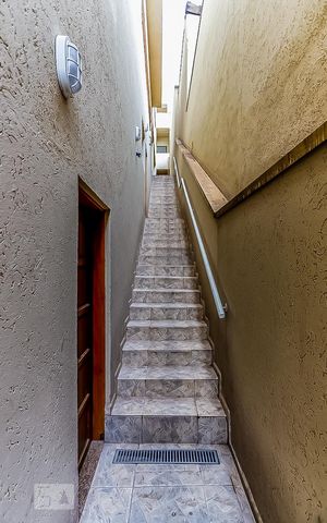 Apartamento para alugar com 52m², 2 quartos e sem vaga Apartamento para alugar com 52m², 2 quartos e sem vagaEscada