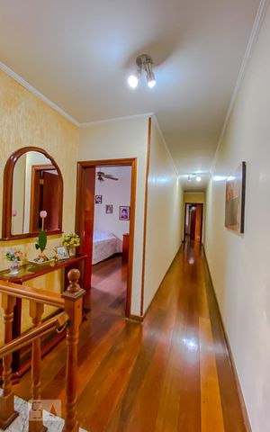 Casa à venda com 190m², 4 quartos e 2 vagasCorredor