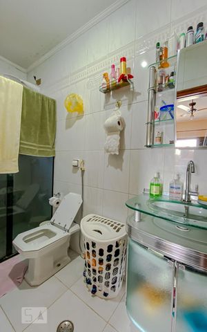 Casa à venda com 190m², 4 quartos e 2 vagasBanheiro da Suite
