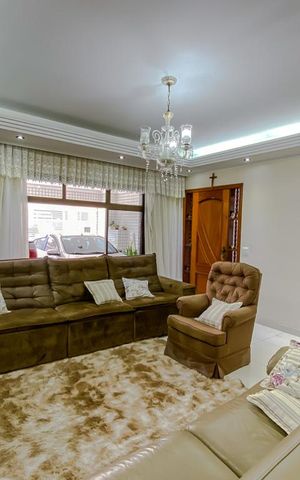 Casa à venda com 190m², 4 quartos e 2 vagasSala