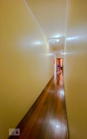 Casa à venda com 190m², 4 quartos e 2 vagasCorredor