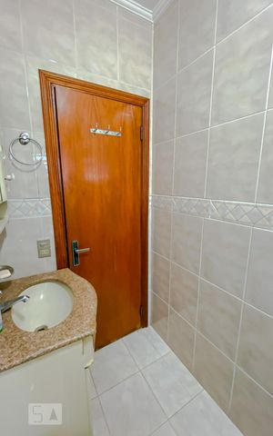 Casa à venda com 190m², 4 quartos e 2 vagasBanheiro