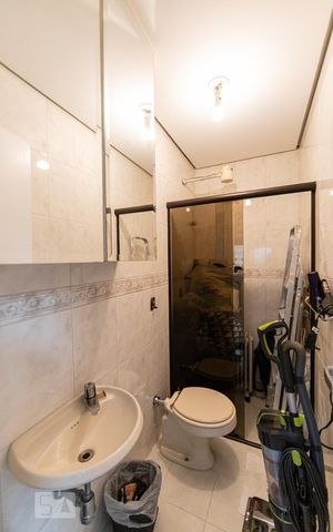 Apartamento para alugar com 140m², 3 quartos e 2 vagas Apartamento para alugar com 140m², 3 quartos e 2 vagasBanheiro de Serviço
