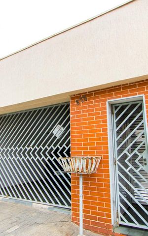 Casa à venda com 100m², 3 quartos e 2 vagas Casa à venda com 100m², 3 quartos e 2 vagasFachada