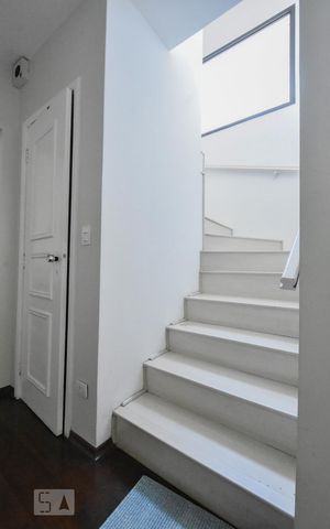 Casa à venda com 190m², 4 quartos e 2 vagasEscada