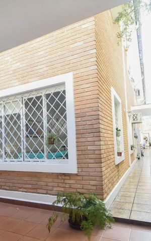 Casa à venda com 190m², 4 quartos e 2 vagasFachada