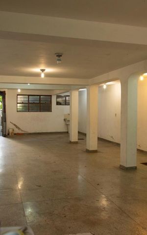 Casa à venda com 552m², 4 quartos e 7 vagas Casa à venda com 552m², 4 quartos e 7 vagasGaragem