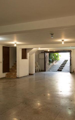 Casa à venda com 552m², 4 quartos e 7 vagas Casa à venda com 552m², 4 quartos e 7 vagasGaragem