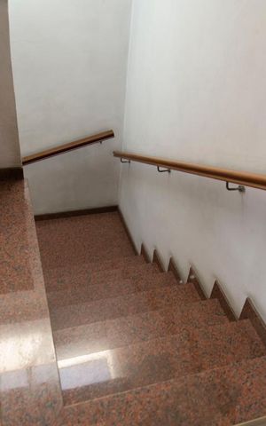 Casa à venda com 552m², 4 quartos e 7 vagas Casa à venda com 552m², 4 quartos e 7 vagasEscada