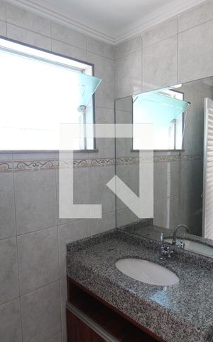 Casa de condomínio para alugar com 238m², 3 quartos e 4 vagasBanheiro de Serviço