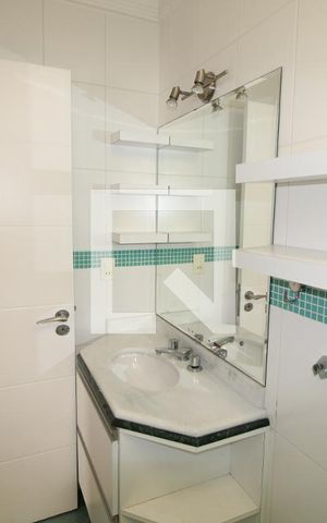 Casa de condomínio para alugar com 238m², 3 quartos e 4 vagasBanheiro 2
