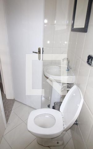 Casa de condomínio para alugar com 238m², 3 quartos e 4 vagasBanheiro de Serviço 2