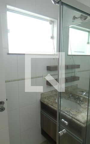 Casa de condomínio para alugar com 238m², 3 quartos e 4 vagasBanheiro 1