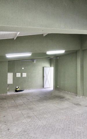 Casa à venda com 900m², 5 quartos e 3 vagas Casa à venda com 900m², 5 quartos e 3 vagasGaragem