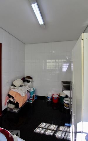 Casa à venda com 900m², 5 quartos e 3 vagas Casa à venda com 900m², 5 quartos e 3 vagasLavanderia