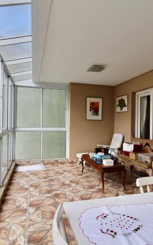 Casa à venda com 900m², 5 quartos e 3 vagas Casa à venda com 900m², 5 quartos e 3 vagasVaranda