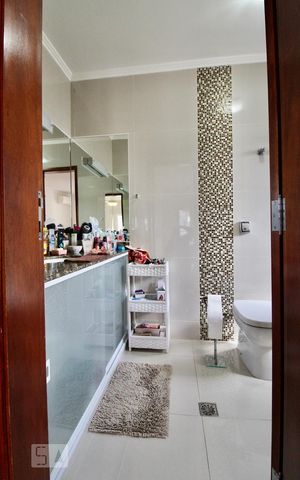 Casa à venda com 900m², 5 quartos e 3 vagas Casa à venda com 900m², 5 quartos e 3 vagasBanheiro da Suíte 4